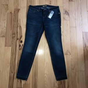 BRAND NEW GUESS JEANS SZ 30